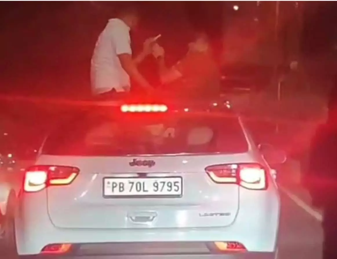 गोलबाजार इलाके में लड़कों का उत्पात, चलती कार की छत में बैठकर सिगरेट पीते दिखे गोलबाजार इलाके में लड़कों का उत्पात, चलती कार की छत में बैठकर सिगरेट पीते दिखे