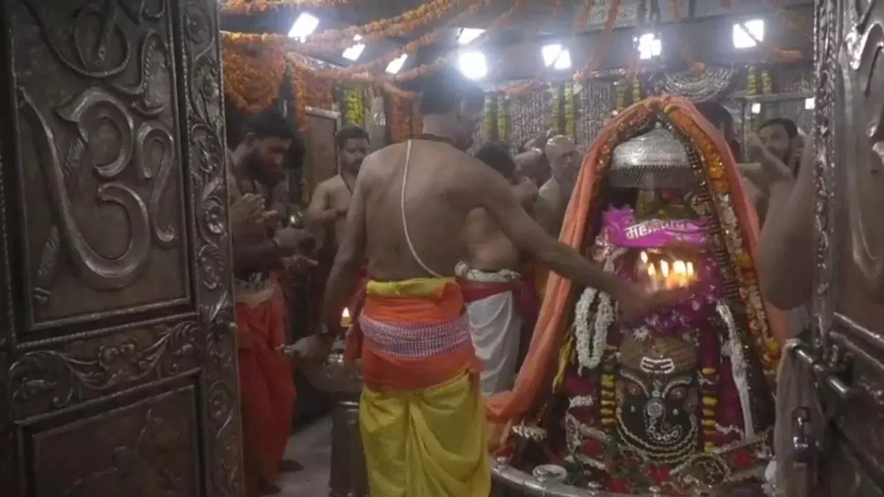Sawan Third Somwar 2025:तीसरे सोमवार को शिवमय हुआ उज्जैन, भगवान गणेश के स्वरूप में दिखे महाकाल, हजारों श्रद्धालु पहुंचे Sawan Third Somwar 2025:तीसरे सोमवार को शिवमय हुआ उज्जैन, भगवान गणेश के स्वरूप में दिखे महाकाल, हजारों श्रद्धालु पहुंचे