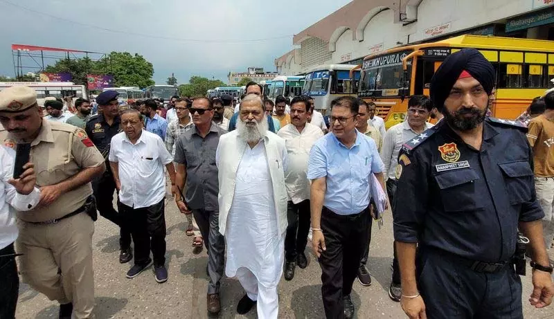 विज ने सीईटी परीक्षा व्यवस्था के लिए रोडवेज कर्मचारियों की सराहना की विज ने सीईटी परीक्षा व्यवस्था के लिए रोडवेज कर्मचारियों की सराहना की