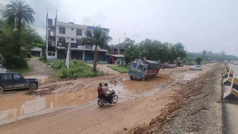 बद्दी-नालागढ़ सड़क यात्रियों के लिए दुःस्वप्न बनी बद्दी-नालागढ़ सड़क यात्रियों के लिए दुःस्वप्न बनी
