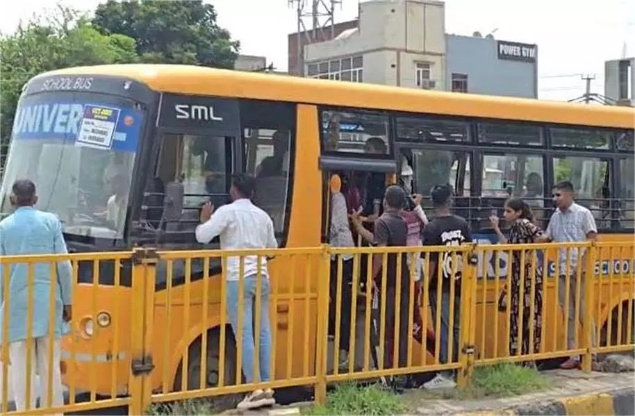 Haryana : सीईटी अभ्यर्थियों को ले जा रही बस खराब, जिला उपायुक्त मौके पर पहुंचे Haryana : सीईटी अभ्यर्थियों को ले जा रही बस खराब, जिला उपायुक्त मौके पर पहुंचे