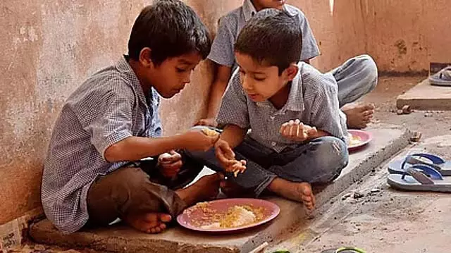 देश भर के 63 जिलों में आधे से अधिक बच्चे कुपोषित है देश भर के 63 जिलों में आधे से अधिक बच्चे कुपोषित है