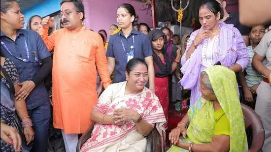 झुग्गीवासियों को गुमराह करने वाले विपक्ष को दिल्ली सीएम का जवाब झुग्गीवासियों को गुमराह करने वाले विपक्ष को दिल्ली सीएम का जवाब