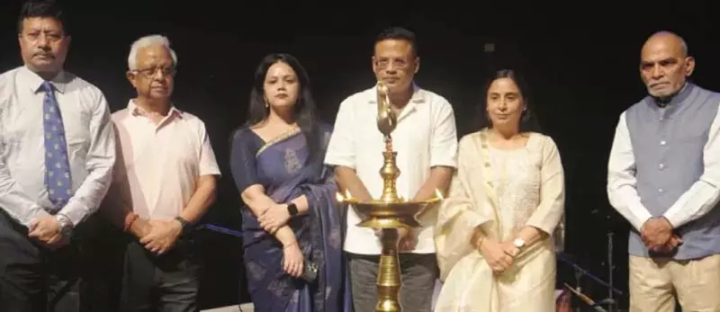 टैगोर थिएटर में कारगिल शहीदों को संगीतमय श्रद्धांजलि आयोजित की गई टैगोर थिएटर में कारगिल शहीदों को संगीतमय श्रद्धांजलि आयोजित की गई