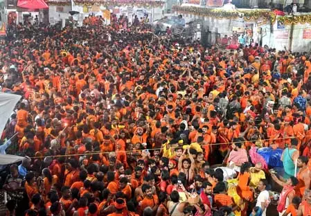 सावन की तीसरी सोमवारी पर देवघर में उमड़े शिवभक्त सावन की तीसरी सोमवारी पर देवघर में उमड़े शिवभक्त