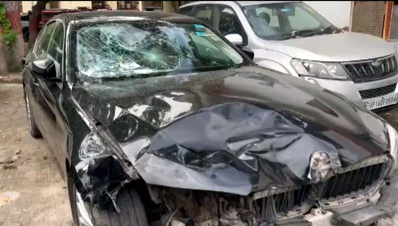 Noida: बीएमडब्ल्यू से टक्कर में 5 साल की बच्ची की मौत, 2 घायल Noida: बीएमडब्ल्यू से टक्कर में 5 साल की बच्ची की मौत, 2 घायल