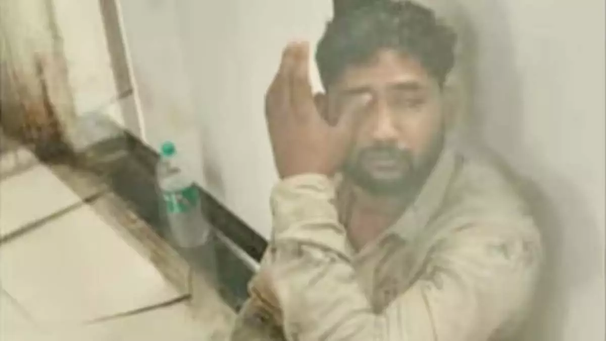ई-रिक्शा में गाय को बांधकर घसीटा, युवक गिरफ्तार ई-रिक्शा में गाय को बांधकर घसीटा, युवक गिरफ्तार