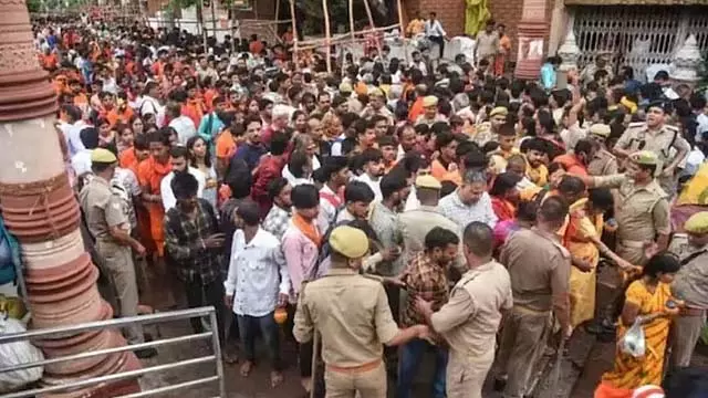 अवसानेश्वर मंदिर में भगदड़; दो श्रद्धालुओं की मौत, 5 लाख मुआवजे की घोषणा अवसानेश्वर मंदिर में भगदड़; दो श्रद्धालुओं की मौत, 5 लाख मुआवजे की घोषणा