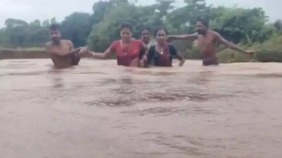 केंद्र में पहुंचने के लिए क्योंझर में नदी पार कर गई आंगनवाड़ी टीम केंद्र में पहुंचने के लिए क्योंझर में नदी पार कर गई आंगनवाड़ी टीम