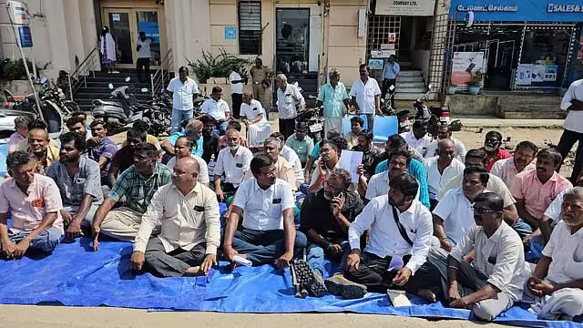 अविनाशी में सड़क किनारे अतिक्रमण के कारण मौतों का सिलसिला: कार्रवाई की मांग को लेकर अनशन अविनाशी में सड़क किनारे अतिक्रमण के कारण मौतों का सिलसिला: कार्रवाई की मांग को लेकर अनशन