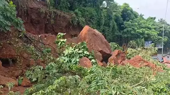 कडाबा क्षेत्र में भूस्खलन से NH-75 मार्ग पर यातायात ठप, राहत कार्य जारी कडाबा क्षेत्र में भूस्खलन से NH-75 मार्ग पर यातायात ठप, राहत कार्य जारी