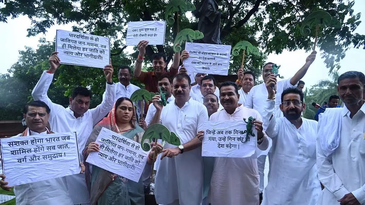MP मानसून सत्र का पहला दिन: कांग्रेस विधायकों ने खिलौना गिरगिट के साथ किया प्रदर्शन MP मानसून सत्र का पहला दिन: कांग्रेस विधायकों ने खिलौना गिरगिट के साथ किया प्रदर्शन