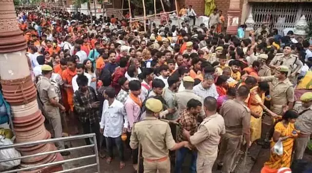 उत्तर प्रदेश मंदिर भगदड़: दो मरे, 30 घायल उत्तर प्रदेश मंदिर भगदड़: दो मरे, 30 घायल