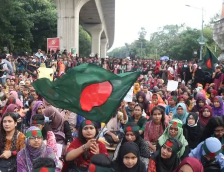 बांग्लादेश: वसूली के आरोपों के बीच छात्र संगठन एसएडी ने सभी इकाइयों को किया निलंबित बांग्लादेश: वसूली के आरोपों के बीच छात्र संगठन एसएडी ने सभी इकाइयों को किया निलंबित