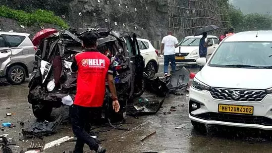 20 गाड़ियों की टक्कर, डैशकैम में कैद हुआ ट्रक की लापरवाही का मंजर 20 गाड़ियों की टक्कर, डैशकैम में कैद हुआ ट्रक की लापरवाही का मंजर