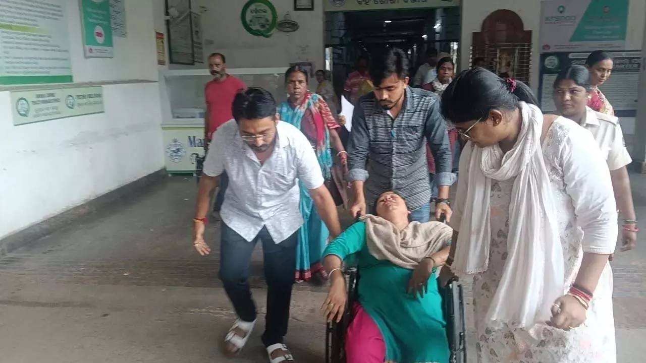 राउरकेला नगर निगम की महिला कर्मचारी ने मानसिक प्रताड़ना के कारण आत्महत्या का प्रयास किया राउरकेला नगर निगम की महिला कर्मचारी ने मानसिक प्रताड़ना के कारण आत्महत्या का प्रयास किया