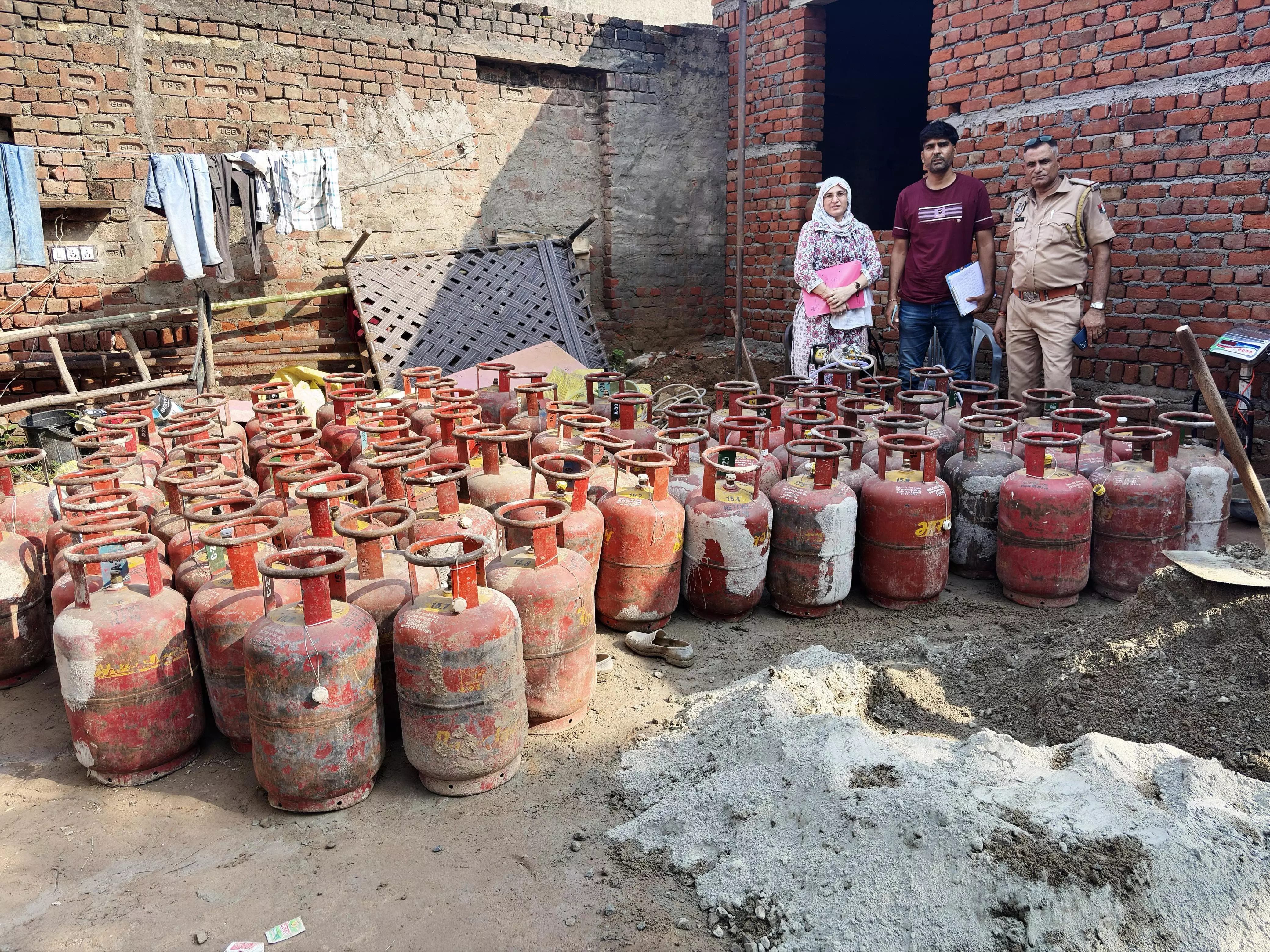 Jaipur: घरेलू गैस सिलेंडरों की अवैध रीफिलिंग पकड़ी गई, 80 सिलेंडर जब्त Jaipur: घरेलू गैस सिलेंडरों की अवैध रीफिलिंग पकड़ी गई, 80 सिलेंडर जब्त