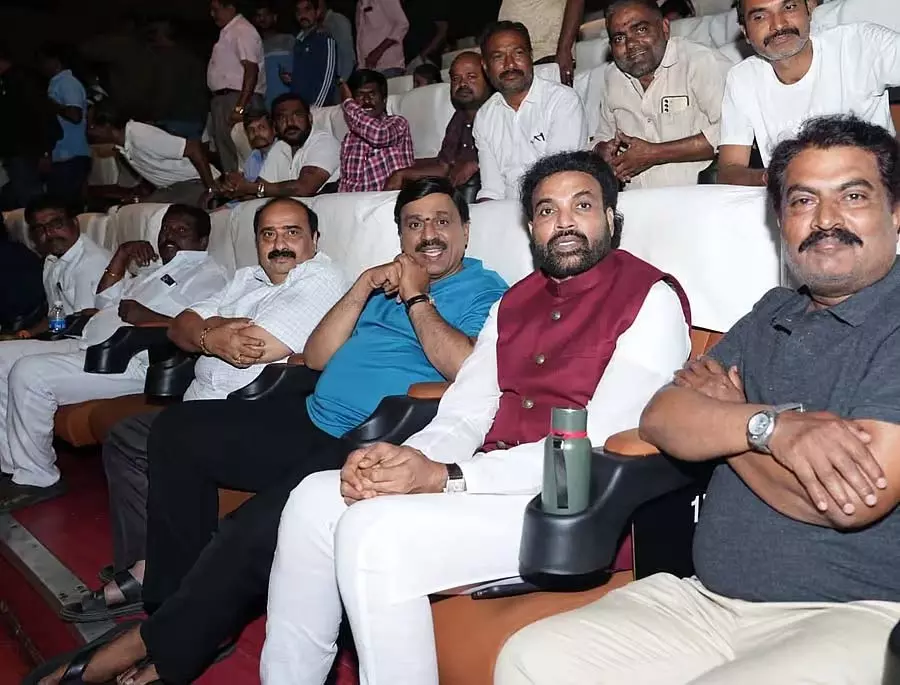 Bellary : रेड्डी-रामुलु ने किरीटी अभिनीत फिल्म जूनियर देखी Bellary : रेड्डी-रामुलु ने किरीटी अभिनीत फिल्म जूनियर देखी