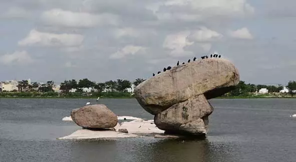 Hyderabad में मानसून के कारण जलस्तर बढ़ने से शहर की झीलें लबालब हो गईं Hyderabad में मानसून के कारण जलस्तर बढ़ने से शहर की झीलें लबालब हो गईं