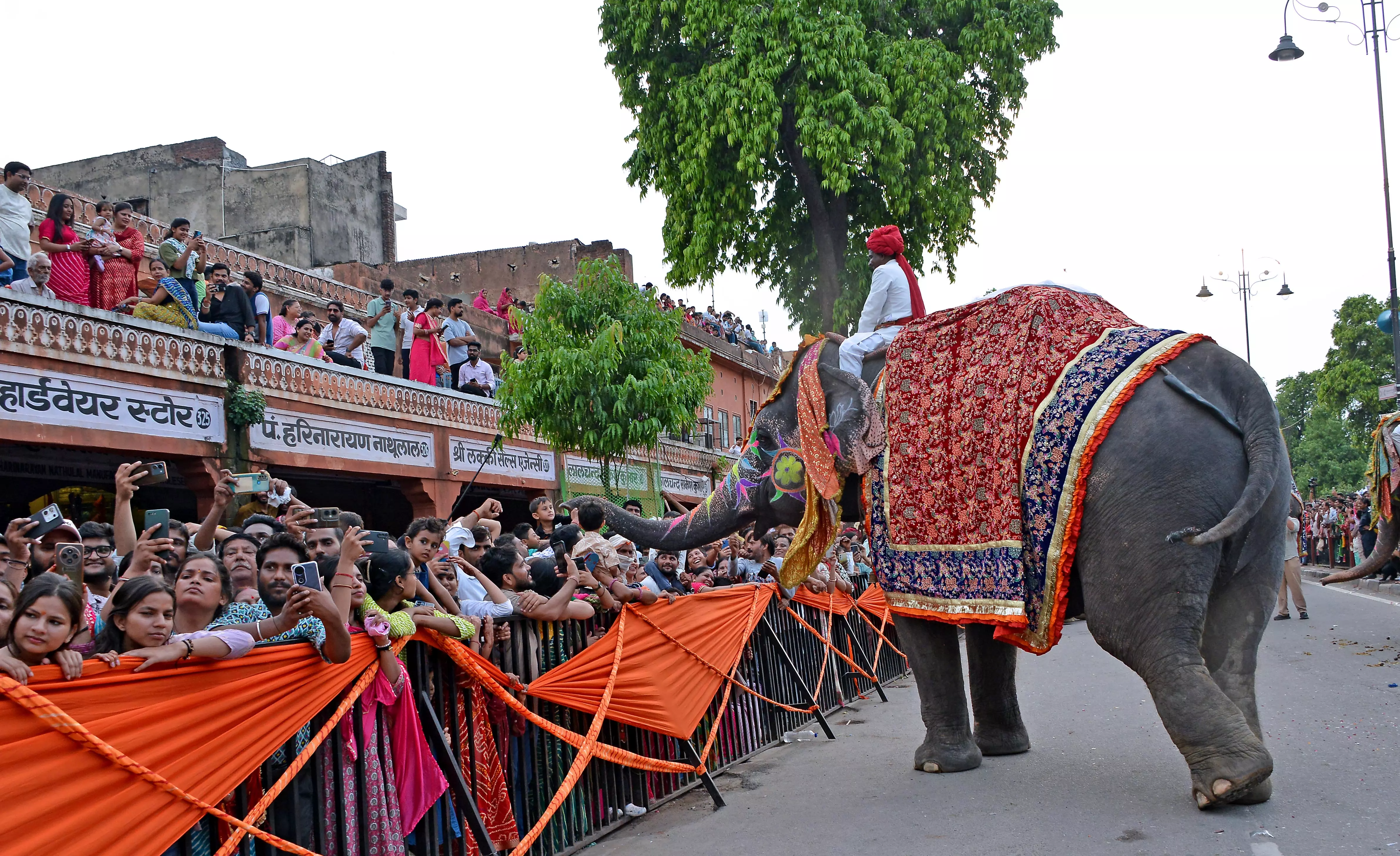 Rajasthani परंपरा की झलक के साथ तीज सवारी का भव्य आयोजन, उप मुख्यमंत्री रहीं उपस्थित Rajasthani परंपरा की झलक के साथ तीज सवारी का भव्य आयोजन, उप मुख्यमंत्री रहीं उपस्थित