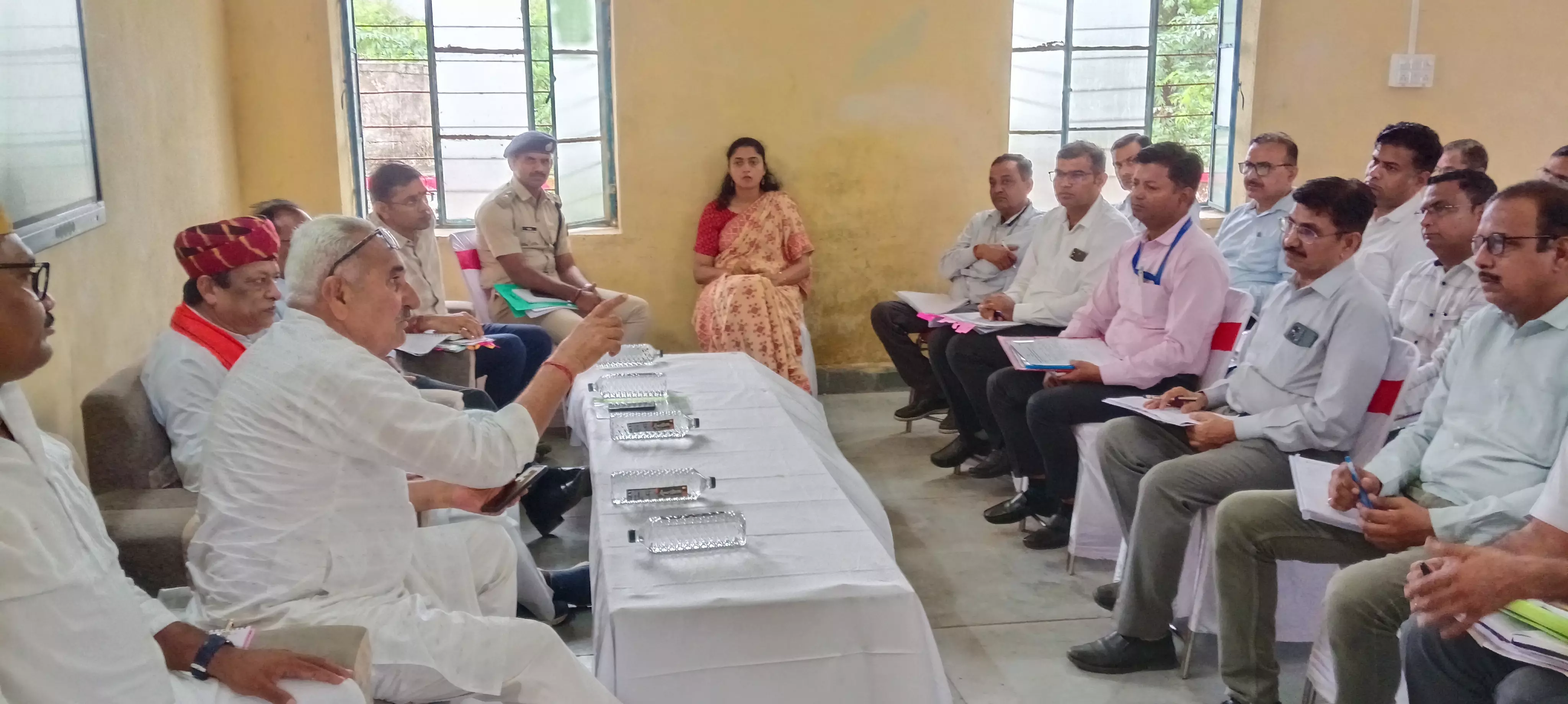 Jaipur: जिला प्रभारी मंत्री और सचिव ने की जनकल्याणकारी योजनाओं की समीक्षा Jaipur: जिला प्रभारी मंत्री और सचिव ने की जनकल्याणकारी योजनाओं की समीक्षा