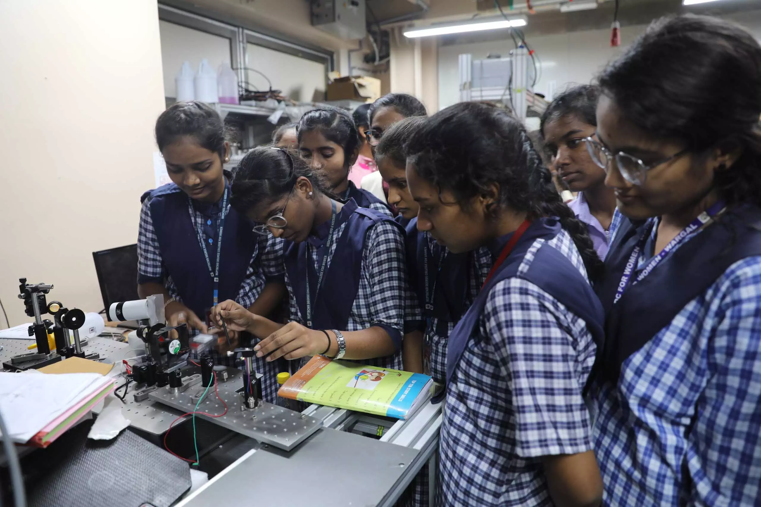 कल्याणकारी कॉलेजों की छात्राएं Hyderabad में भारत की शीर्ष अनुसंधान प्रयोगशालाओं का पता लगा रही कल्याणकारी कॉलेजों की छात्राएं Hyderabad में भारत की शीर्ष अनुसंधान प्रयोगशालाओं का पता लगा रही
