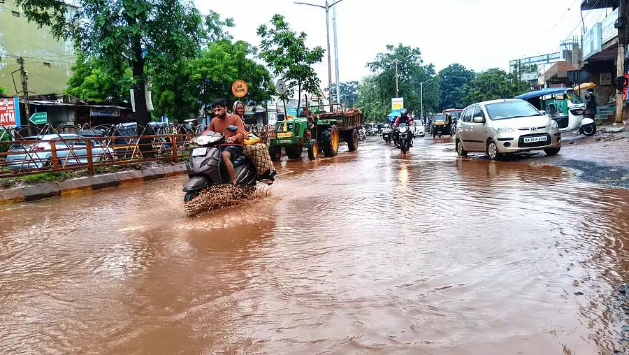 कर्नाटक बारिश : बीदर शहर में लगातार पांच दिनों से बारिश, कई गड्ढे कर्नाटक बारिश : बीदर शहर में लगातार पांच दिनों से बारिश, कई गड्ढे