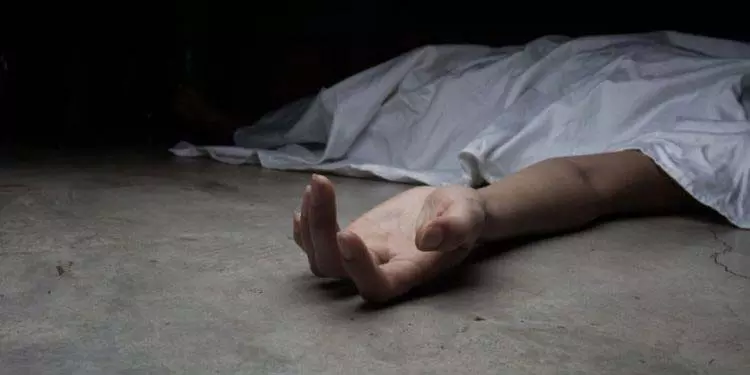 महिला का शव खून से लथपथ मिला, पति फरार महिला का शव खून से लथपथ मिला, पति फरार
