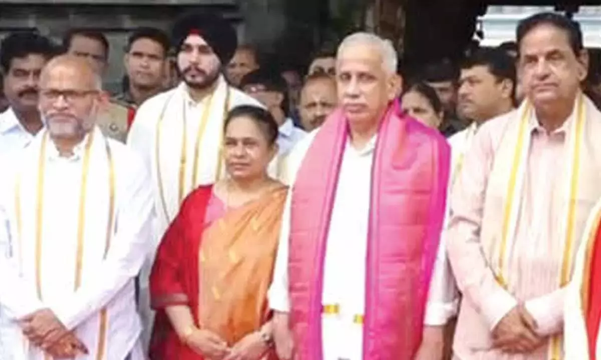 Andhra: राज्यपाल दंपत्ति ने तिरुमला में प्रार्थना की Andhra: राज्यपाल दंपत्ति ने तिरुमला में प्रार्थना की