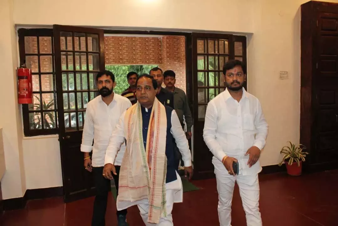 Odisha : मंत्री कृष्ण चंद्र पात्रा से भूमि धोखाधड़ी मामले में 25 लाख की ठगी Odisha : मंत्री कृष्ण चंद्र पात्रा से भूमि धोखाधड़ी मामले में 25 लाख की ठगी
