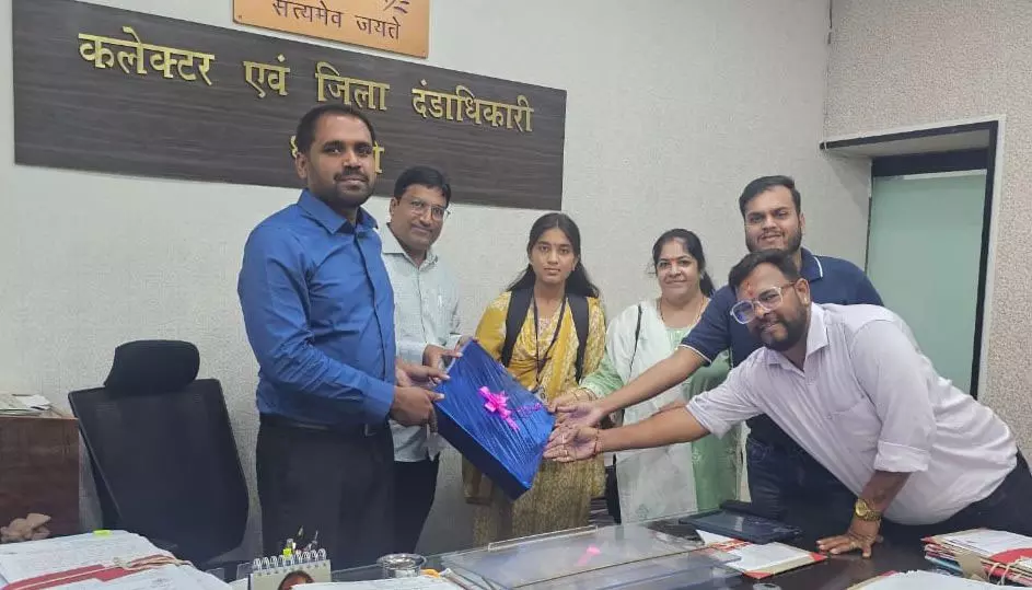 कलेक्टर ने होनहार छात्रा ऐश्वर्या को दिया डिजिटल सहयोग कलेक्टर ने होनहार छात्रा ऐश्वर्या को दिया डिजिटल सहयोग