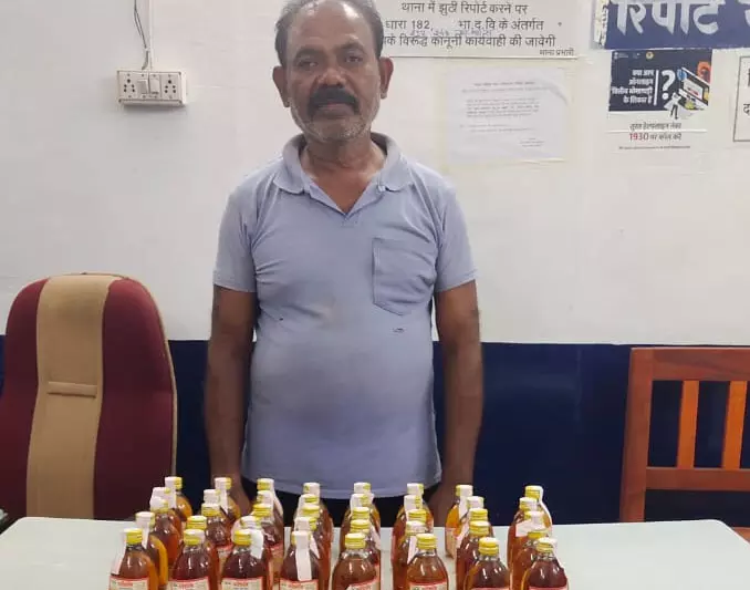 पुलिस को देखकर शख्स घबराया, बोरी की तलाशी से शराब जब्त पुलिस को देखकर शख्स घबराया, बोरी की तलाशी से शराब जब्त