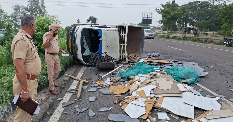 Jalandhar: यातायात कानूनों को मजबूत करें, सड़कों की मरम्मत करें और ड्राइवरों को शिक्षित करें Jalandhar: यातायात कानूनों को मजबूत करें, सड़कों की मरम्मत करें और ड्राइवरों को शिक्षित करें