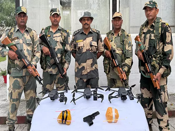 BSF ने पंजाब सीमा पर हेरोइन और पिस्तौल के साथ चार ड्रोन बरामद किए BSF ने पंजाब सीमा पर हेरोइन और पिस्तौल के साथ चार ड्रोन बरामद किए