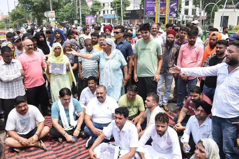 Jalandhar: आरोपियों को पकड़ने में पुलिस की नाकामी पर युवक की सड़क जाम कर हत्या Jalandhar: आरोपियों को पकड़ने में पुलिस की नाकामी पर युवक की सड़क जाम कर हत्या