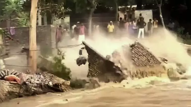 Bihar की विनाशकारी बाढ़ ने बाल श्रम और यौन तस्करी के नेटवर्क के लिए कैसे दरवाजे खोले Bihar की विनाशकारी बाढ़ ने बाल श्रम और यौन तस्करी के नेटवर्क के लिए कैसे दरवाजे खोले