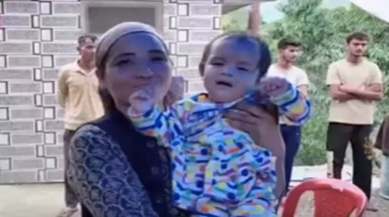 Himachal में बाढ़ में अनाथ हुए 10 महीने के बच्चे को राज्य का बच्चा घोषित किया गया, मिलेगी सरकारी सहायता Himachal में बाढ़ में अनाथ हुए 10 महीने के बच्चे को राज्य का बच्चा घोषित किया गया, मिलेगी सरकारी सहायता