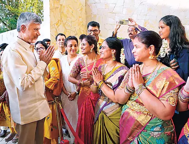 Andhra : मुख्यमंत्री नायडू का सिंगापुर में बसे तेलुगु समुदाय ने भव्य स्वागत किया Andhra : मुख्यमंत्री नायडू का सिंगापुर में बसे तेलुगु समुदाय ने भव्य स्वागत किया