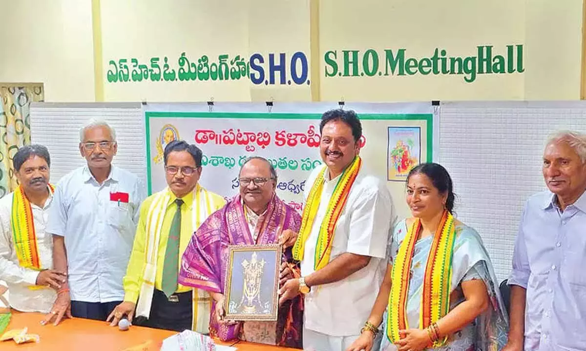 Andhra: अमरावती महिलाओं की महा पदयात्रा पर पुस्तक का विमोचन Andhra: अमरावती महिलाओं की महा पदयात्रा पर पुस्तक का विमोचन