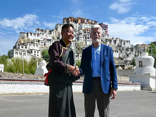 चेक राष्ट्रपति ने लद्दाख में तिब्बत प्रतिनिधिमंडल से मुलाकात की चेक राष्ट्रपति ने लद्दाख में तिब्बत प्रतिनिधिमंडल से मुलाकात की