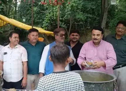 Farrukhabad: कांवड़ियों का श्रंगीरामपुर में भंडारा, अरविन्द प्रताप सिंह रहे मौजूद Farrukhabad: कांवड़ियों का श्रंगीरामपुर में भंडारा, अरविन्द प्रताप सिंह रहे मौजूद