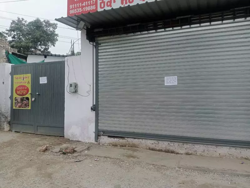 Ludhiana MC ने गिल रोड के पास अवैध शराब की दुकान सील की Ludhiana MC ने गिल रोड के पास अवैध शराब की दुकान सील की