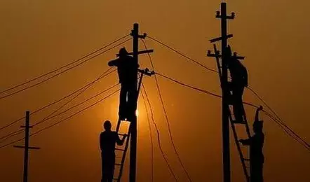 Farrukhabad: सेठ नारायणदास गली में बिजली चेकिंग अभियान, कई कनेक्शन पर गिरी गाज Farrukhabad: सेठ नारायणदास गली में बिजली चेकिंग अभियान, कई कनेक्शन पर गिरी गाज