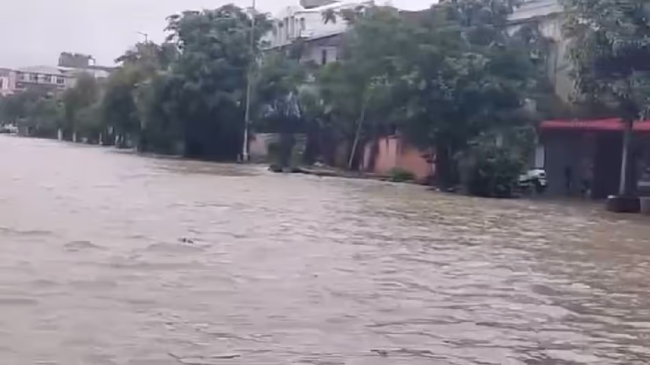 Manipur : इंफाल में भारी बारिश से प्रमुख इलाकों में जलभराव, आवागमन में दिक्कत Manipur : इंफाल में भारी बारिश से प्रमुख इलाकों में जलभराव, आवागमन में दिक्कत