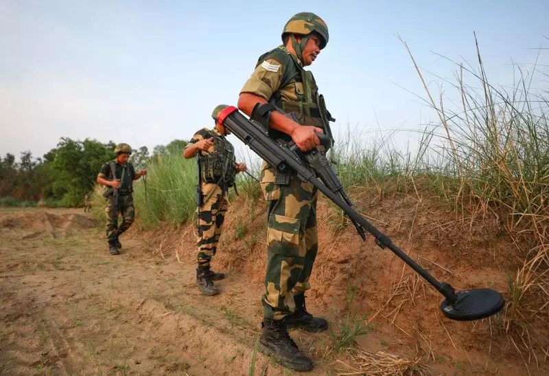 पुलिस, BSF ने पिस्तौल के कारतूस और मैगजीन जब्त की पुलिस, BSF ने पिस्तौल के कारतूस और मैगजीन जब्त की