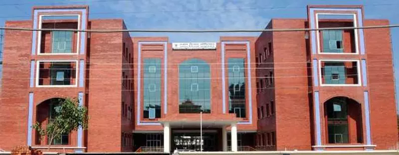 MC ने सार्वजनिक भूमि पर अस्पताल द्वारा लगाए गए खंभे हटाए MC ने सार्वजनिक भूमि पर अस्पताल द्वारा लगाए गए खंभे हटाए