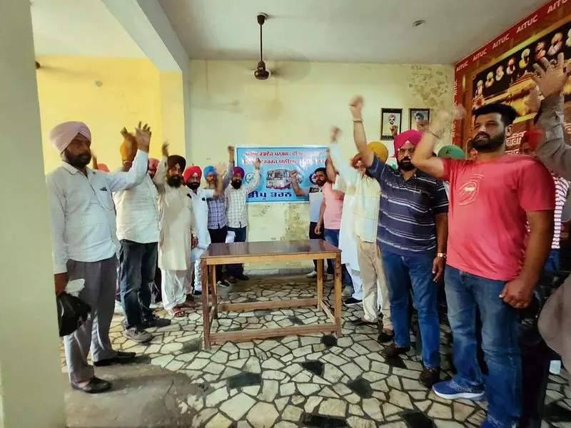 Amritsar: धरने की धमकी, निजीकरण के खिलाफ आंदोलन तेज करेंगे रोडवेज कर्मचारी Amritsar: धरने की धमकी, निजीकरण के खिलाफ आंदोलन तेज करेंगे रोडवेज कर्मचारी