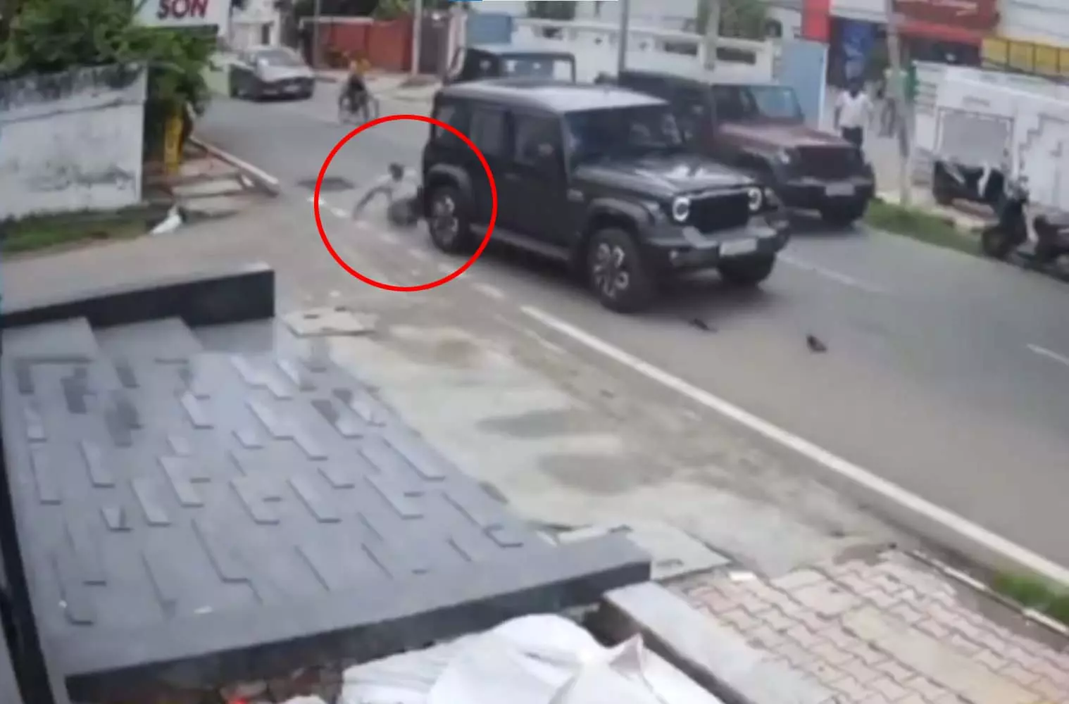 थार चालक ने जानबूझकर बुज़ुर्ग को मारी टक्कर, CCTV में कैद हुई वारदात थार चालक ने जानबूझकर बुज़ुर्ग को मारी टक्कर, CCTV में कैद हुई वारदात