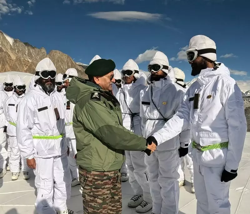 J&K: सेना प्रमुख ने सियाचिन में अग्रिम चौकियों का दौरा किया J&K: सेना प्रमुख ने सियाचिन में अग्रिम चौकियों का दौरा किया