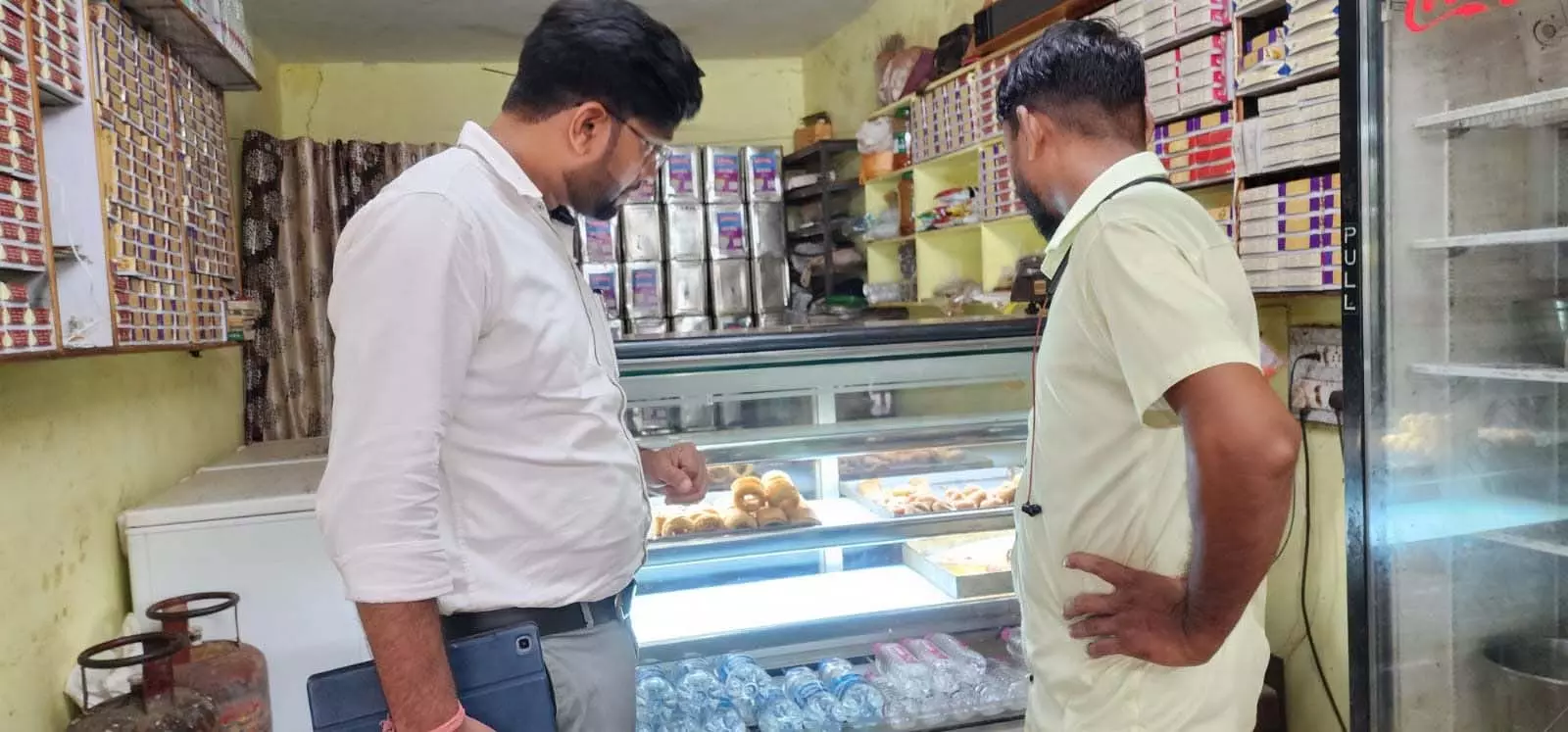 अनहाईजिनिक फ़ूड हैंडलिंग पर 4 संस्थानों को मिला जिला प्रशासन का नोटिस अनहाईजिनिक फ़ूड हैंडलिंग पर 4 संस्थानों को मिला जिला प्रशासन का नोटिस